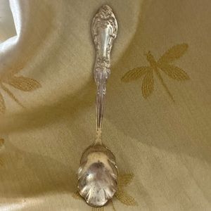 Vintage WM Rogers ⭐️ Scalloped Serving Spoon.